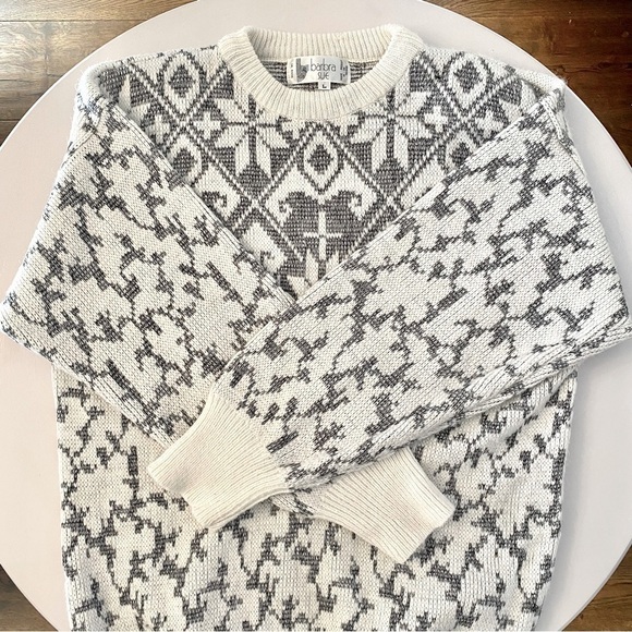 Vintage Gray and White Cozy Knit Sweater - Picture 5 of 11